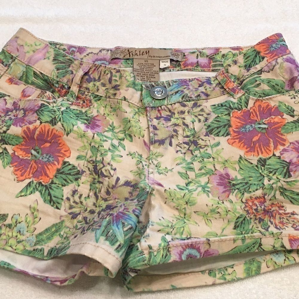 Ashley tropical pattern shorts size 1 tan beige with floral tropical des…